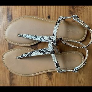 Women’s t-strap sandals